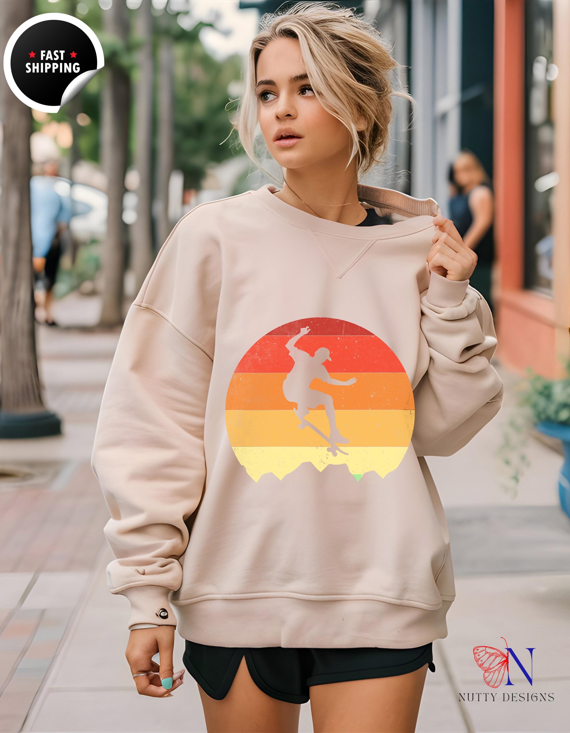 Retro-Skateboard Sunset Background Sweatshirt | Vintage Style Tee for Skate Lovers & Gift Ideas