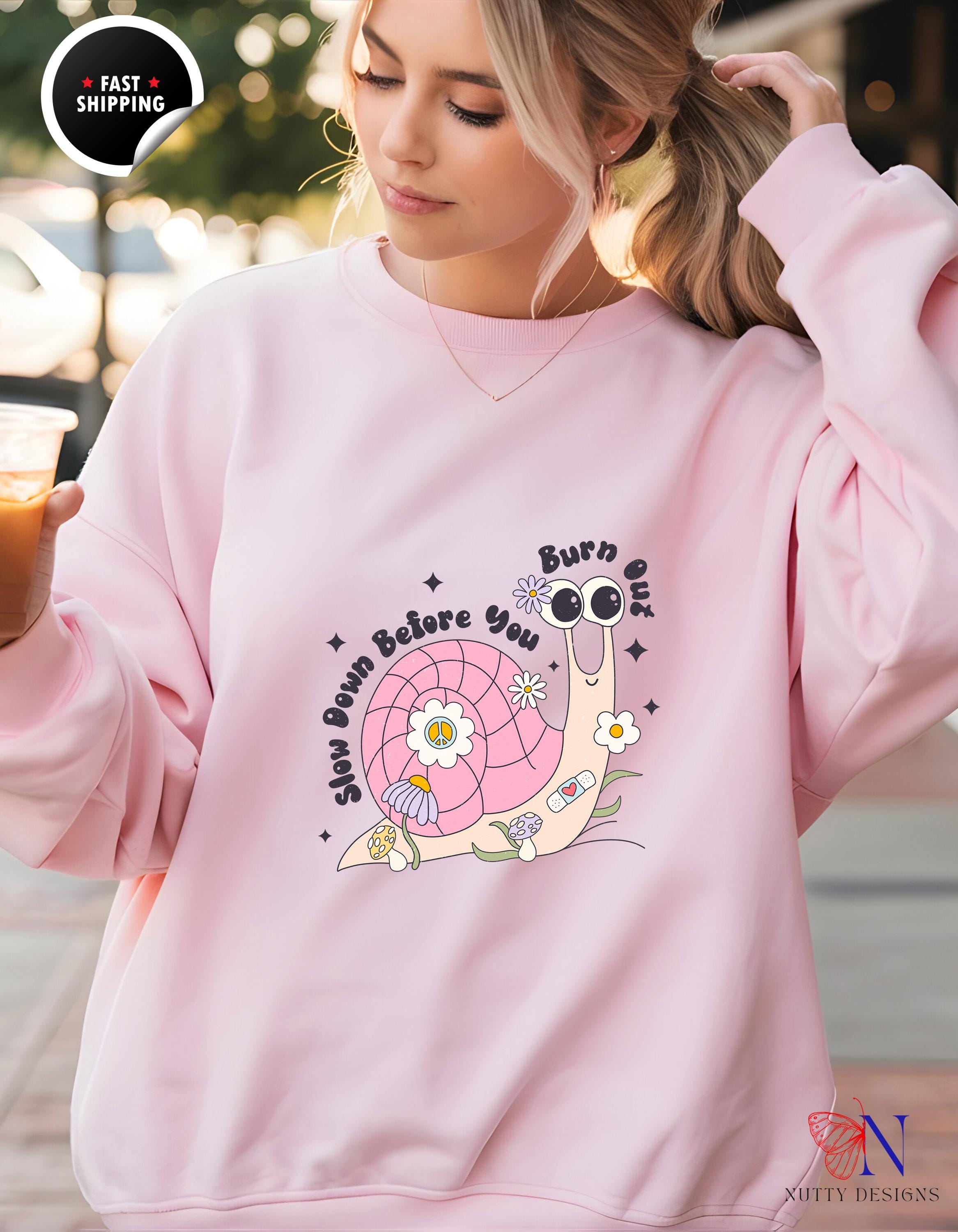 Motivational top, Slow Down Before You Burn Out Sweatshirt - Cozy Pullover for Comfort & Inspiration, Perfect Gift Idea